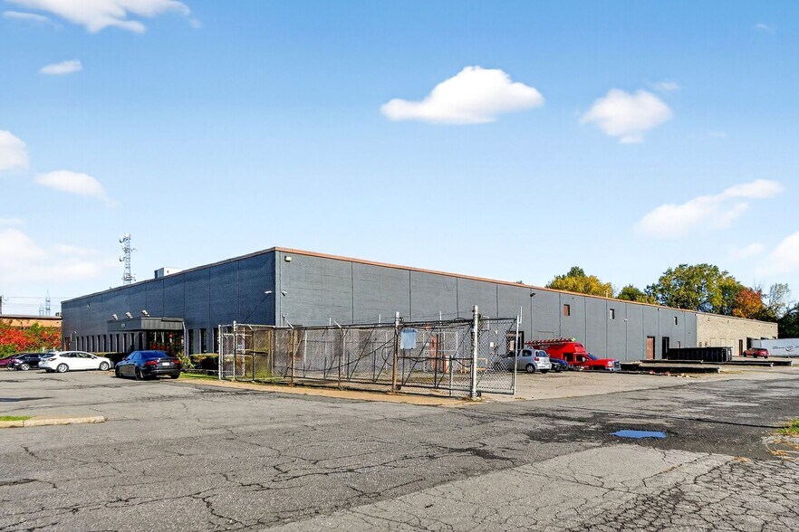 More Photos Of 3435 Boul Pitfield, Montréal Distribution For Lease