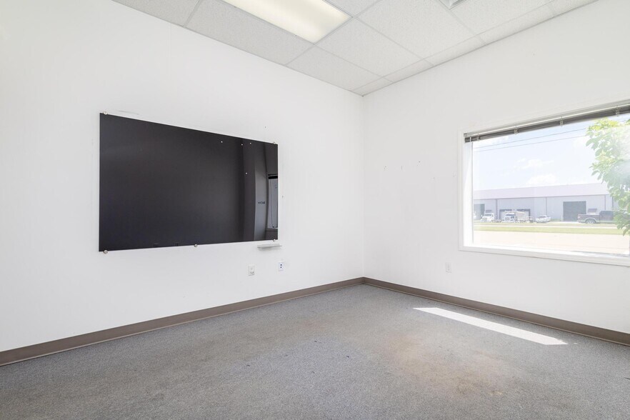 More Photos Of 66850 Executive Dr, Saint Clairsville Warehouse For Lease