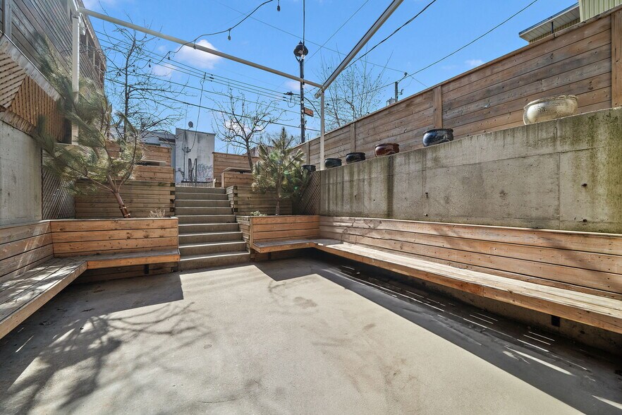 More Photos Of 5090-5092 St Notre-Dame O, Montréal General Retail For Sale