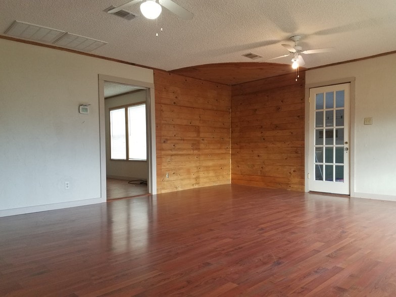 More Photos Of 4909 Bell Springs Rd, Dripping Springs Light Manufacturing For Sale