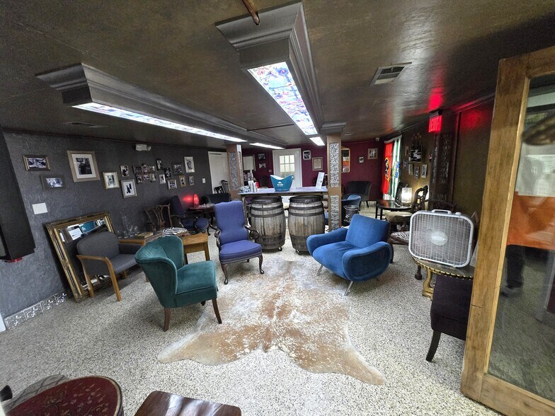 More Photos Of 406 N Carrier Pky, Grand Prairie Storefront Retail Office For Sale