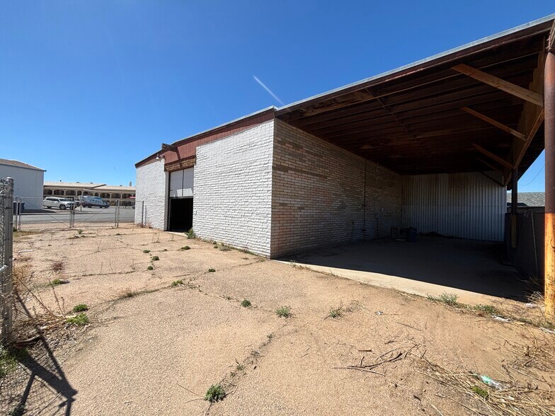 More Photos Of 3340 Fox Ave, Kingman Warehouse For Lease
