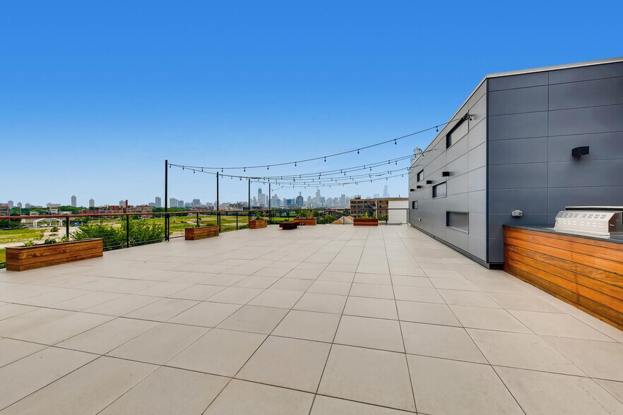 More Photos Of 2017 N Mendell St, Chicago Office For Sale