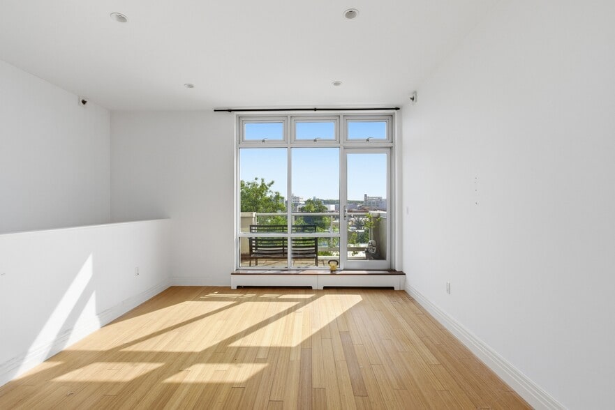More Photos Of 146 Diamond St, Brooklyn Apartments For Sale
