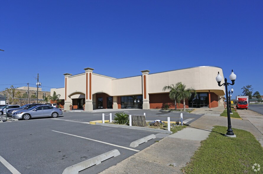 Primary Photo Of 601 Pendleton St, Waycross Department Store For Lease