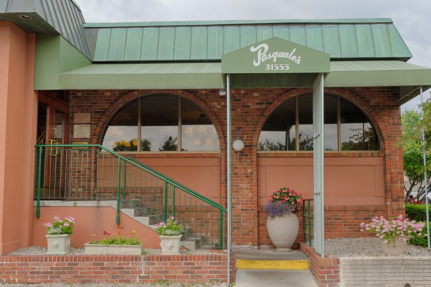 More Photos Of 31555 Woodward Ave, Royal Oak Restaurant For Lease