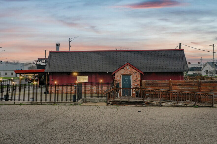 More Photos Of 1090 Rochester Rd, Troy Restaurant For Sale