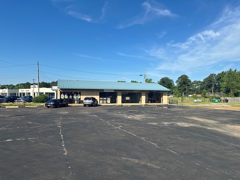 More Photos Of 2401 Highway 45 N, Columbus Unknown For Lease