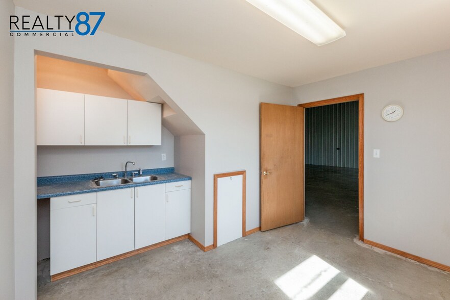 More Photos Of 6325 7th Street Ct SW, Cedar Rapids Warehouse For Lease