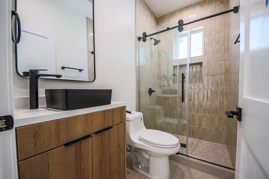 More Photos Of 2129 Aaron St, Los Angeles Apartments For Sale