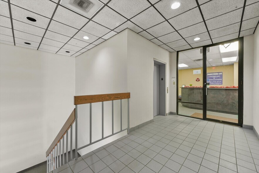 More Photos Of 2000 25th Ave N, Texas City Office For Lease