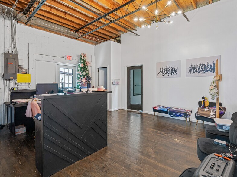 More Photos Of 105 W Henderson St, Marion General Retail For Sale