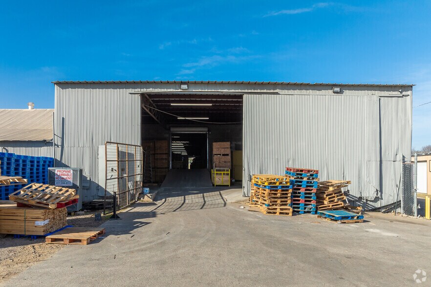 More Photos Of 2463-2517 S Riverside Dr, Fort Worth Manufacturing For Lease