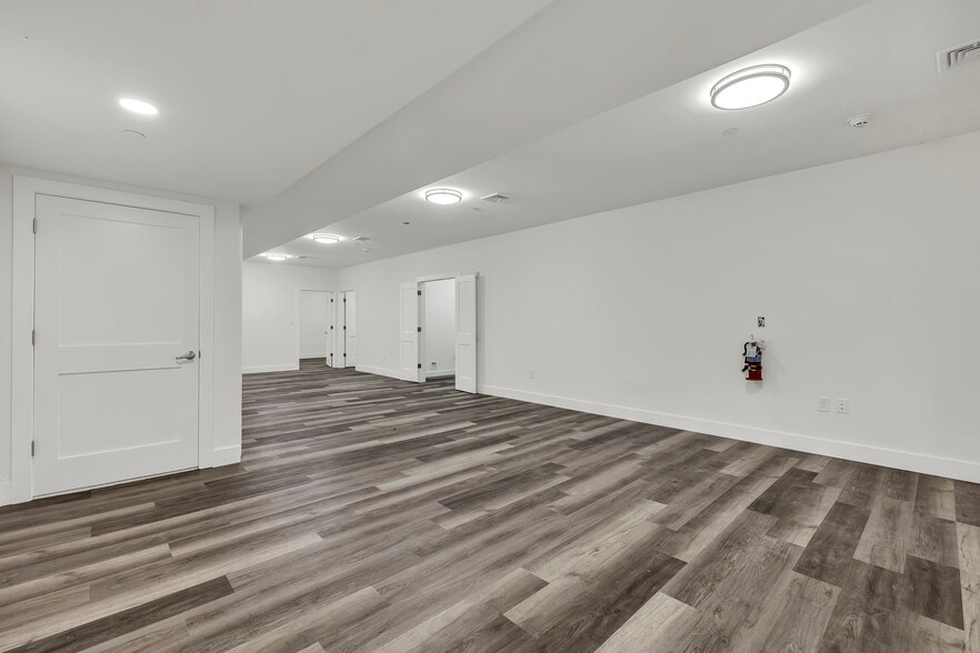 More Photos Of 533 Greenwich St, Hempstead Flex For Lease