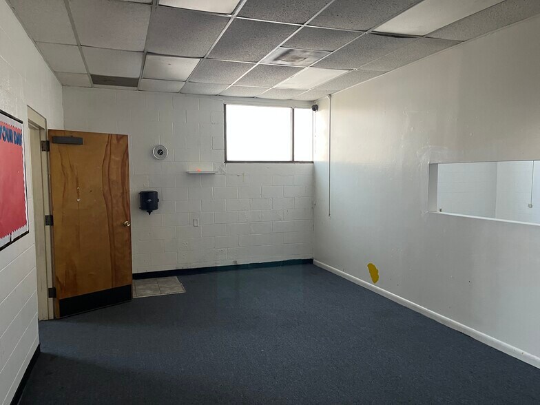 More Photos Of 6612 Arlington Expy, Jacksonville Schools For Lease