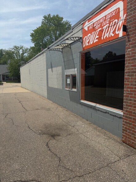 More Photos Of 715-725 N State Rd, Davison Freestanding For Lease
