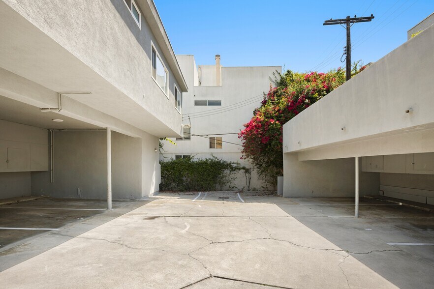 More Photos Of 11921 Goshen Ave, Los Angeles Apartments For Sale
