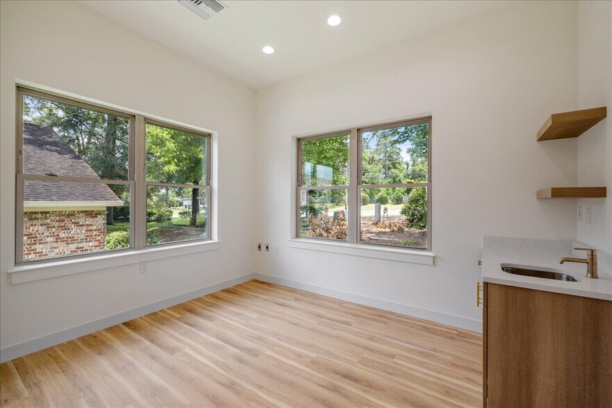 More Photos Of 2458 Mahan Dr, Tallahassee Medical For Lease