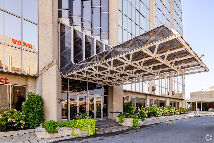More Photos Of 7101 Rue Jean-Talon E, Montréal Office For Lease