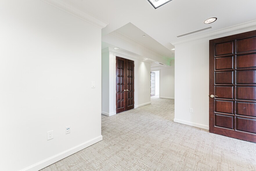 More Photos Of 420 Royal Palm Way, Palm Beach Office For Lease
