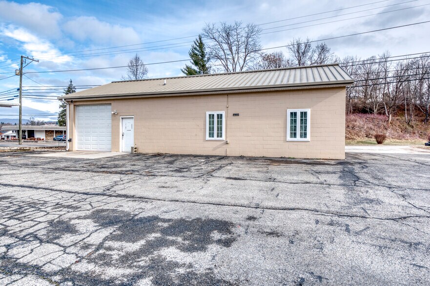 More Photos Of 324 S Commerce St, Marion Loft Creative Space For Sale