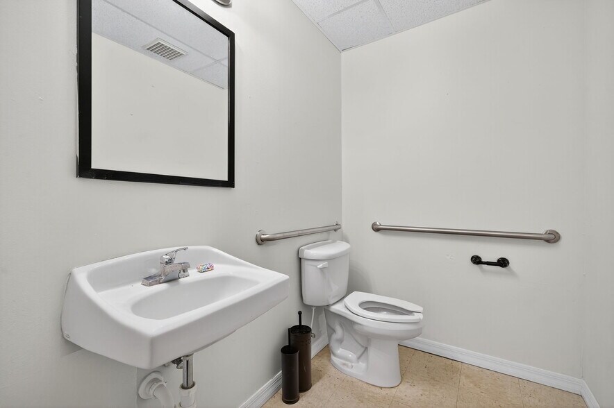 More Photos Of 11350 66th St N, Largo Office Residential For Lease
