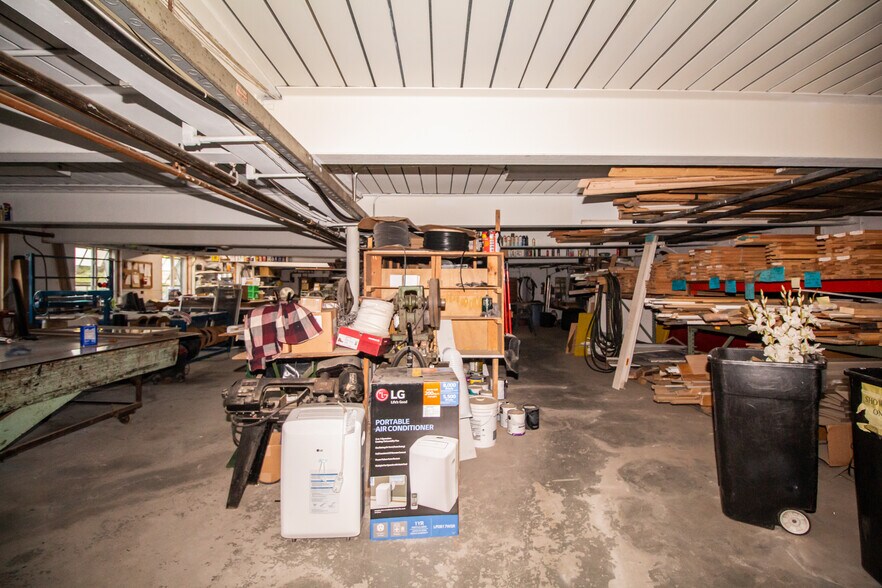 More Photos Of 1150 Main St, Leicester Showroom For Lease