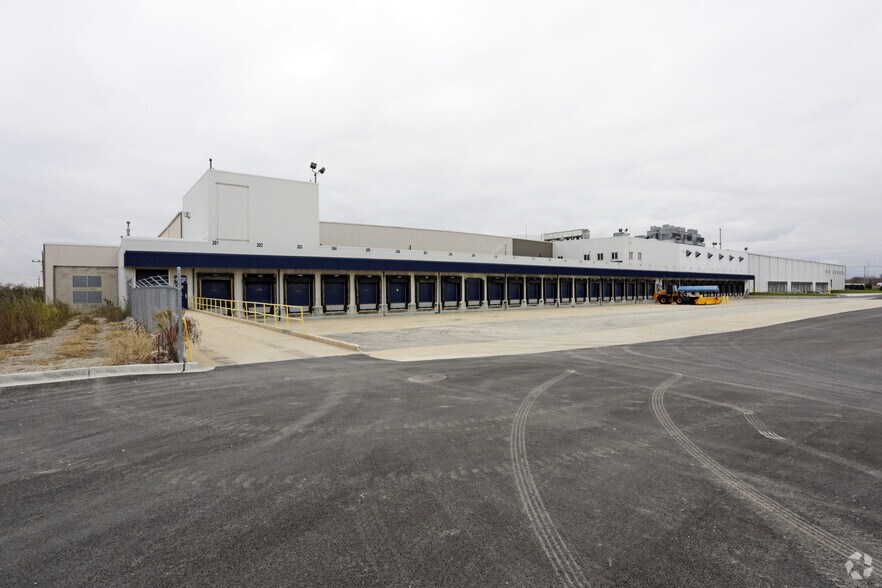 More Photos Of 555 Northwest Ave, Northlake Refrigeration Cold Storage For Lease