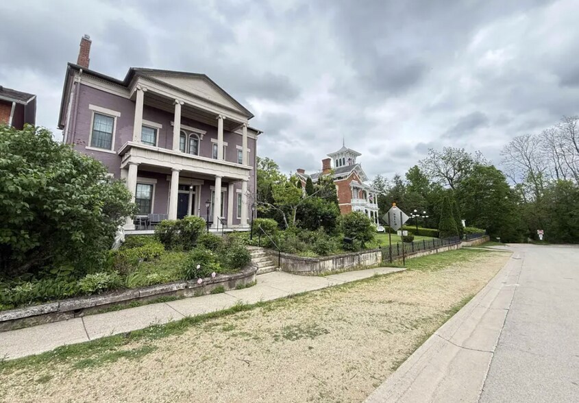 More Photos Of 1004 Park Ave, Galena Specialty For Sale