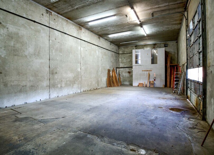 More Photos Of 1105 SE Woodward St, Portland Warehouse For Sale