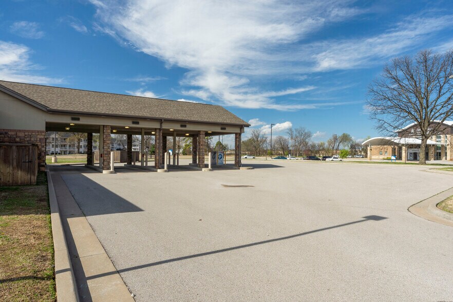 More Photos Of 7447 Riverside Pky, Tulsa Bank For Lease