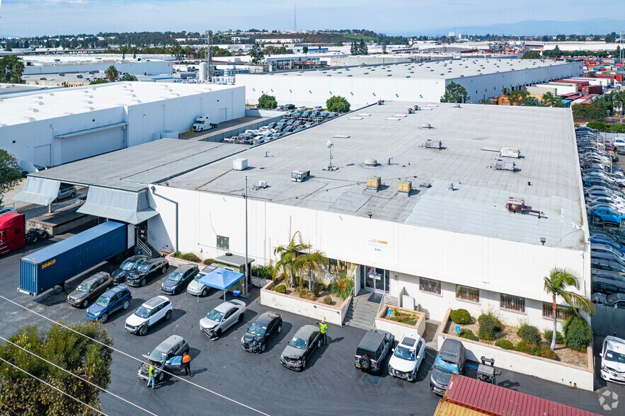 More Photos Of 2751 El Presidio St, Carson Warehouse For Lease