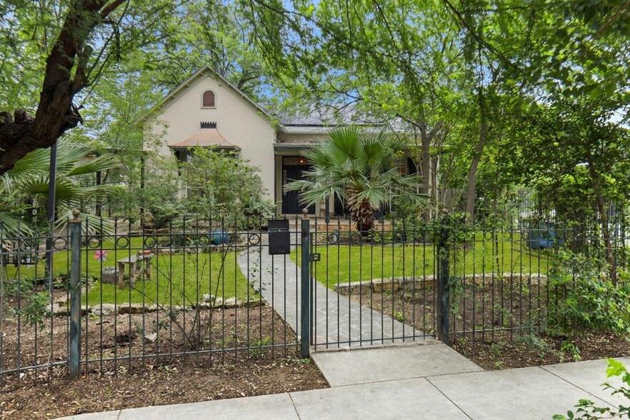 More Photos Of 1012 N Flores St, San Antonio General Retail For Sale