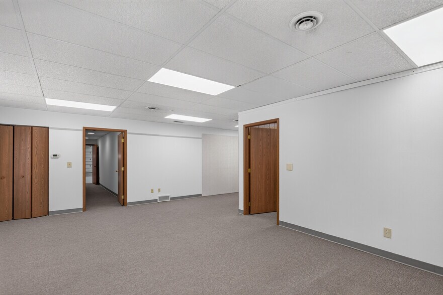 More Photos Of 908 N 4th St, Ames Warehouse For Lease