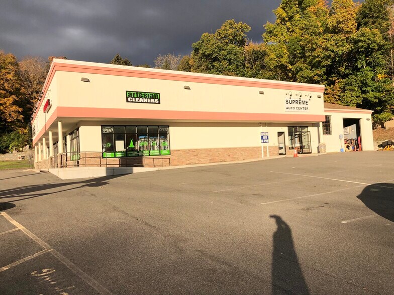 More Photos Of 48 Meriden Rd, Middlefield Storefront For Sale