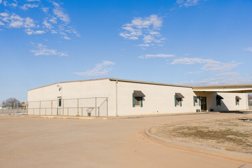More Photos Of 1522 Weeks St, Wichita Falls Office For Sale