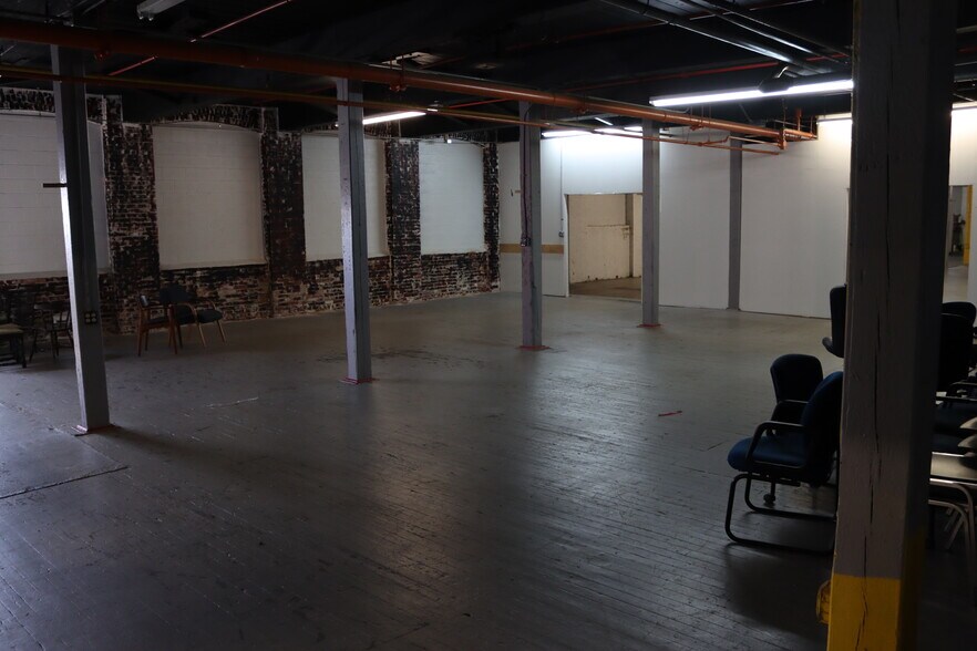 More Photos Of 25 Esten Ave, Pawtucket Showroom For Lease