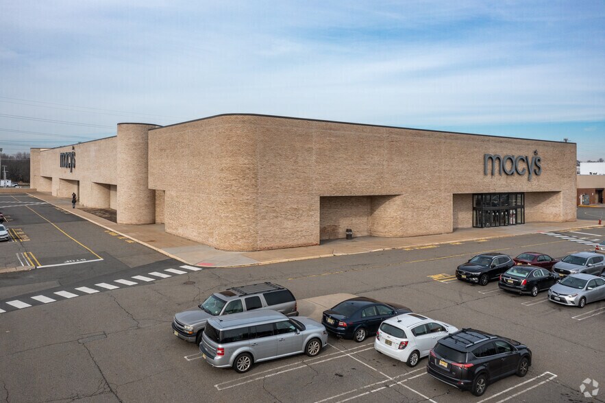 More Photos Of 112 Eisenhower Pky, Livingston Unknown For Lease