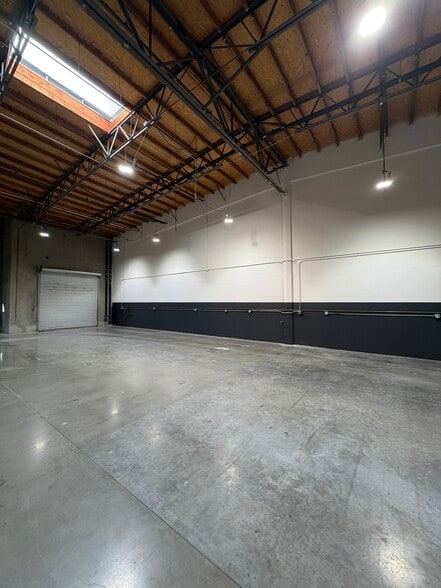More Photos Of 42095 Zevo Dr, Temecula Warehouse For Lease