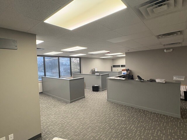 More Photos Of 311 N Kinzie Ave, Bradley Office For Lease
