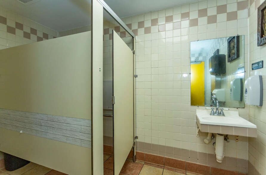 More Photos Of 3530 Pelham Pky, Pelham Fast Food For Sale