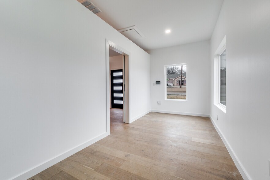 More Photos Of 3617 S Lancaster Rd, Dallas Flex For Lease