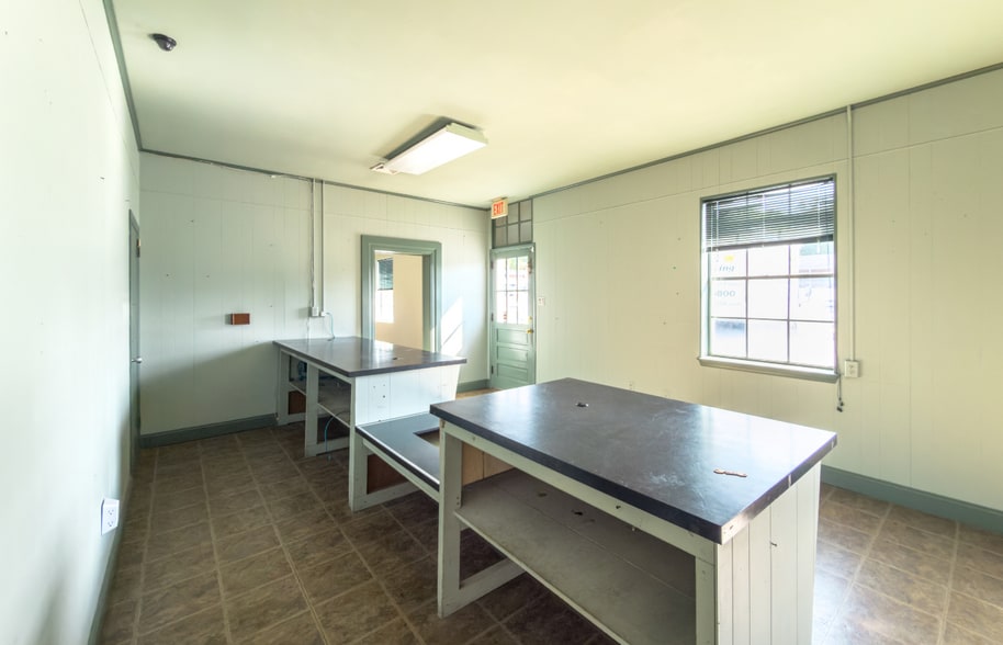 More Photos Of 6704 Williamson Rd, Hollins Storefront For Sale