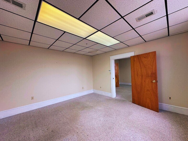 More Photos Of 104-110 S Hill Ave, South Hill Office Residential For Lease