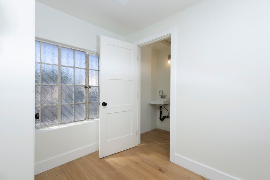 More Photos Of 249 S Robertson Blvd, Beverly Hills Storefront Retail Office For Lease