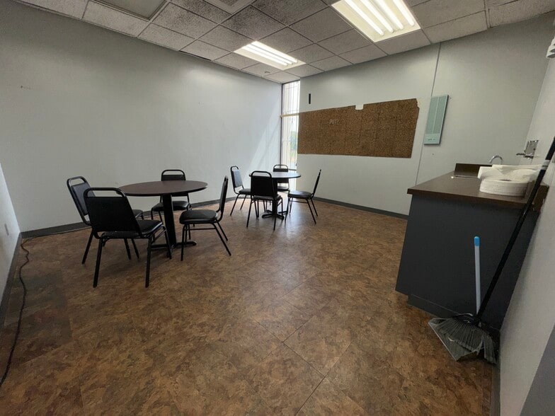 More Photos Of 3330 29th St, Long Beach Distribution For Lease