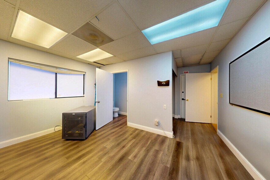 More Photos Of 7447 Martin Way E, Lacey Veterinarian Kennel For Sale