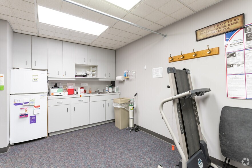 More Photos Of 1277 E Cedar Ave, Gladwin Office For Sale