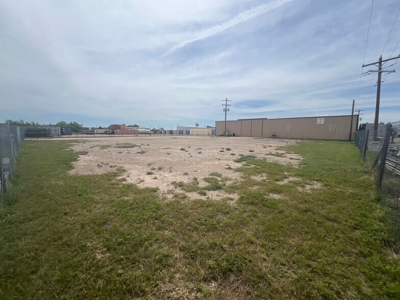 More Photos Of 601 N Access Rd, Tye Warehouse For Lease