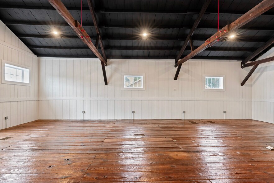 More Photos Of 20704 Ashburn Rd, Ashburn Unknown For Lease